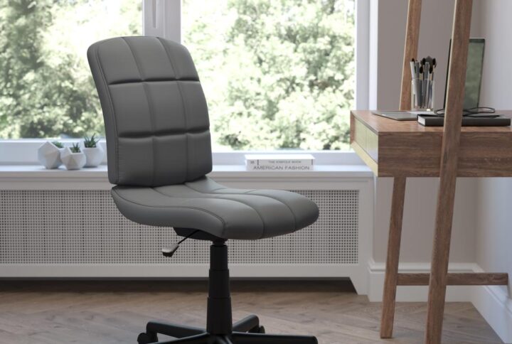 Give your workspace a different look with this elegant computer task chair that features quilted