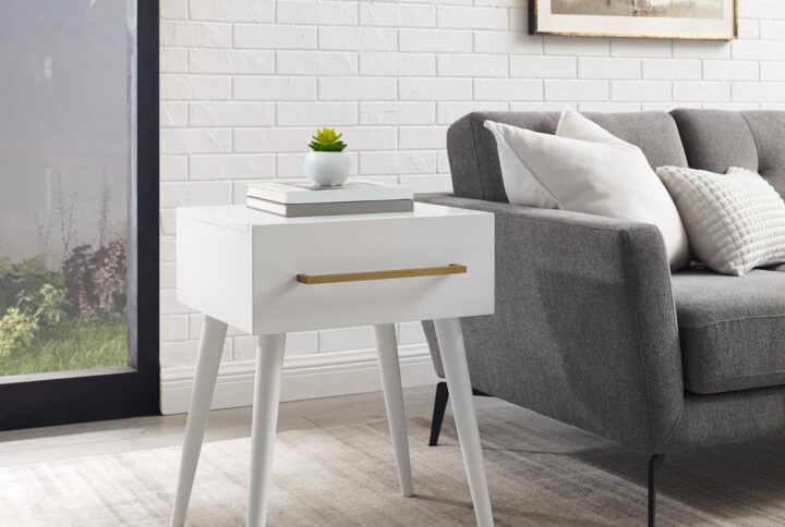Add swagger to your living room with the stylish Everett End Table. Featuring a storage drawer and a spacious top