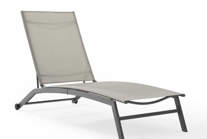 Relax and soak up some sun on the Weaver Sling Chaise Lounge. With a sturdy