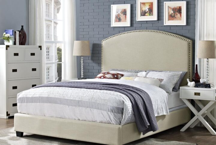 Keep your bedroom style classic with the Cassie Bedset. The curved headboard is available in bourbon