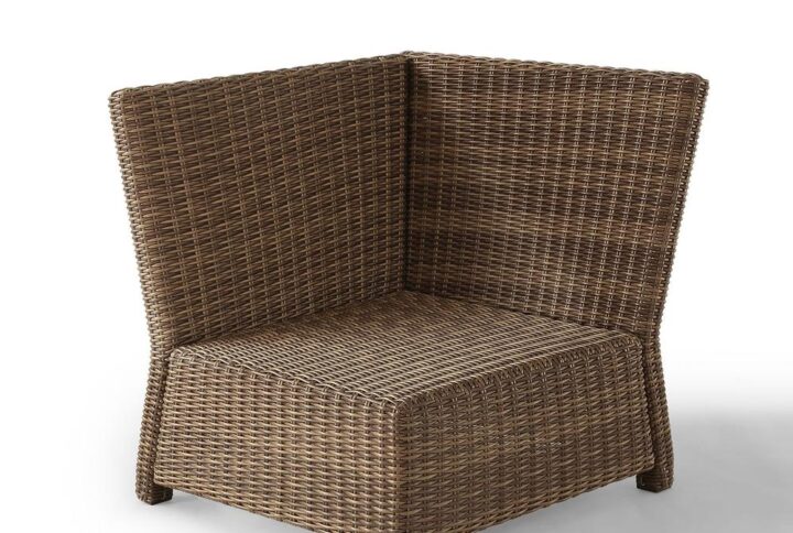 Outdoor lounging has never been more versatile than with the Bradenton Corner Chair. The sturdy steel frame is wrapped in beautiful all-weather wicker and topped with moisture-resistant cushions