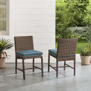 each outdoor chair offers a slightly curved back and removable seat cushion for maximum comfort. Add these patio chairs to any outdoor dining table or pair them with items from the Bradenton collection to create a relaxing outdoor dining space.