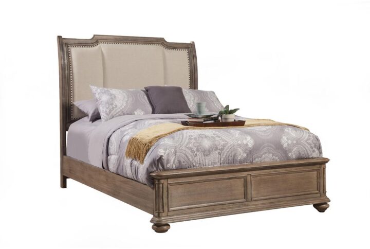 The Melbourne bedroom collection is traditional elegance at its best. Stately silhouettes