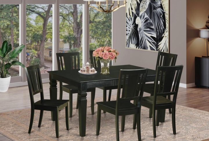 With a long lasting and easy-to-maintain rectangular table and chairs