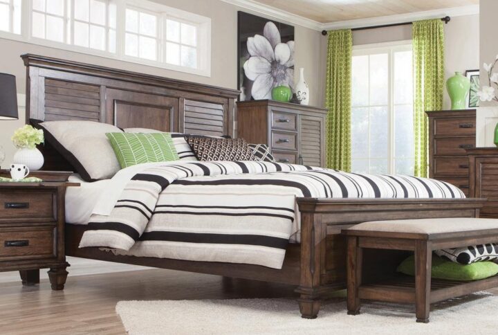 Easy elegance with a sophisticated charm. This exceptional bed brings a subtle look with earthy appeal. Finished in burnished oak