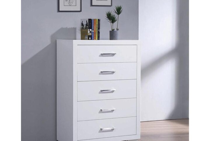 Pull together your bedroom decor with the stylish simplicity of this six-drawer chest. Bold and modern