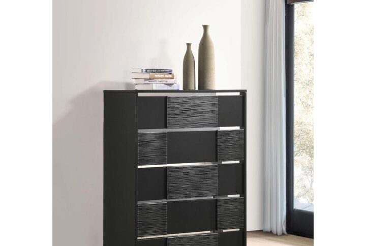 Bold paneling blends with shining lines of chrome to create the striking aesthetic of this five-drawer chest. With plenty of space for an extensive wardrobe