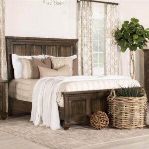 A chic mix of traditional and farmhouse navigate a classic style with vintage influence