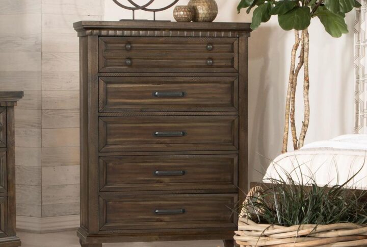 This classic farmhouse-traditional style chest brings exceptional aesthetics and a vintage feel to master and guest bedrooms. An alluring Acacia wood stain delivers natural woodgrain and gorgeous design