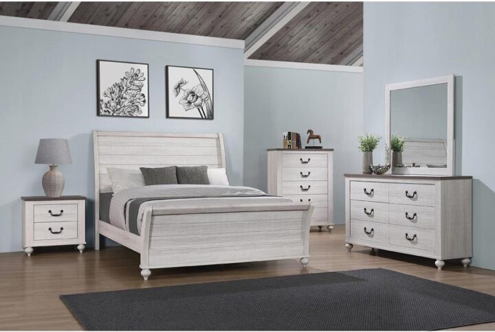 Instantly complete a bedroom ensemble with this gorgeous