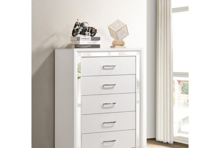 This contemporary five-drawer chest adds a twist to the typical two-tone look. It features a modern glam design that upgrades the fab factor of any bedroom. The chest features a white and silver finish that brightens up any modern home. The drawers are adorned with lustrous chrome bling horizontal pulls