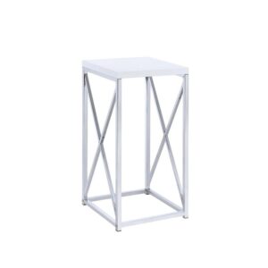 This the modern accent table oozes luxury and offers a sophisticated update to a simple silhouette. Decorated with X-shape details