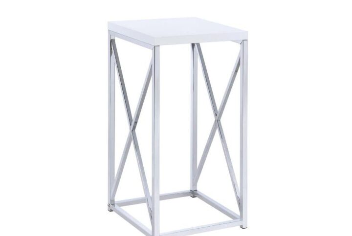 This the modern accent table oozes luxury and offers a sophisticated update to a simple silhouette. Decorated with X-shape details