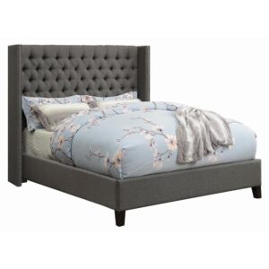 classic glamour. Its grey fabric upholstery gives it a pleasingly soft texture. Elegant tufting adorns its headboard
