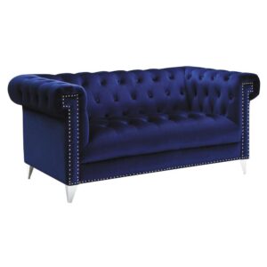 this seating set offers an iconic Chesterfield style design. With low profile seating and button tufted backrests