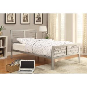 This metal bed has a modern allure that's sure to please. It features a high headboard and low footboard built with crisp horizontal bars. It has a simple yet sophisticated appeal in its relaxed