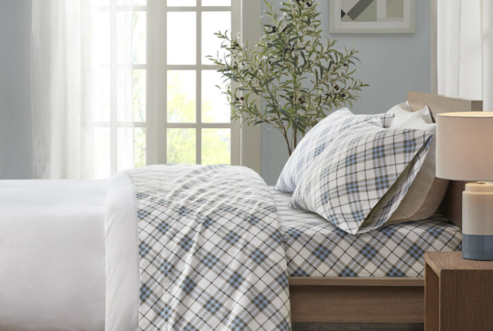 Keep warm and cozy with this ultra-soft cotton flannel sheet set