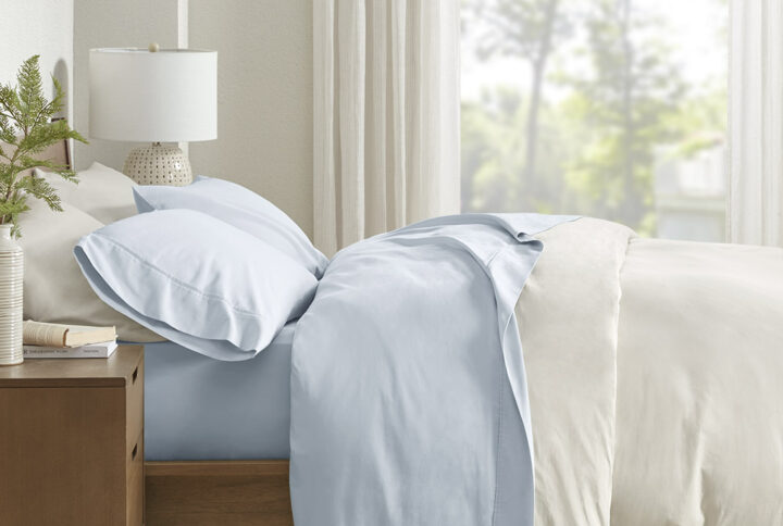 The Clean Spaces 300TC BCI Cotton 4PC Sheet Set with Z Hem offers a fresh comfort to update your bedroom. This solid sheet set features a 300 thread count that provides an ultra-soft finish and a deep pocket fits up to 18-inch deep mattress. The Z-style hem stitching adds a decorative touch