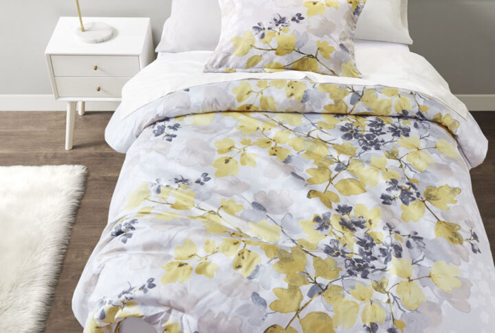 Breathe new life into your bedroom with this beautifully modern floral comforter set and bed sheets. A stunning yellow