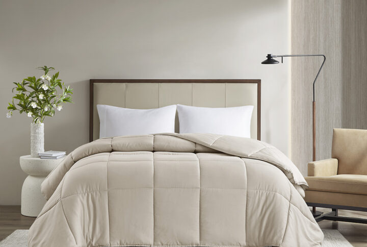 Stay warm and comfortable throughout the night with this hypoallergenic 100% cotton sateen comforter. This comforter uses a down alternative filling that mimics the warmth and qualities of real down