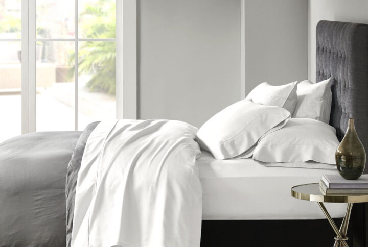 Snuggle up in luxury comfort every single night with these cotton blend polyester sateen sheets.  Made from 56% cotton and 44% polyester sateen