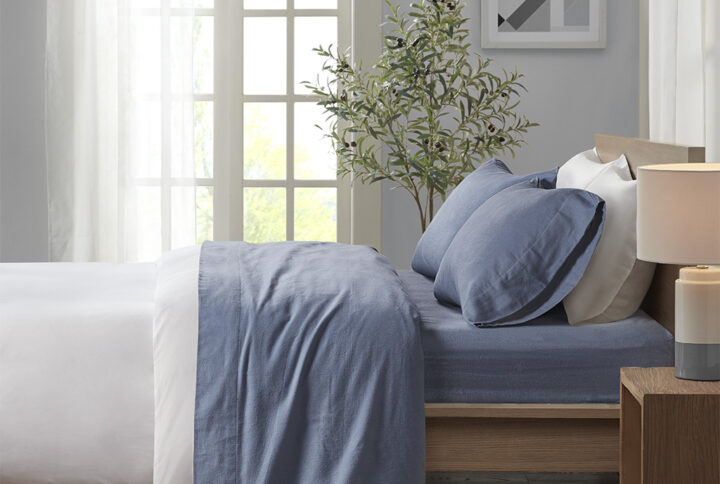 Keep warm and cozy with this ultra-soft cotton flannel sheet set