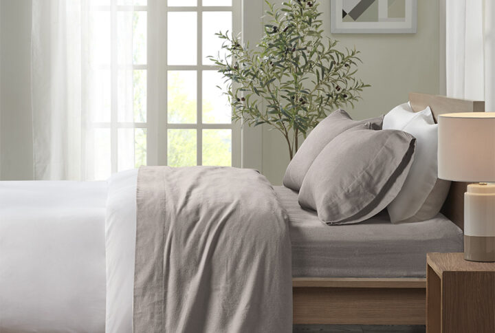 Keep warm and cozy with this ultra-soft cotton flannel sheet set