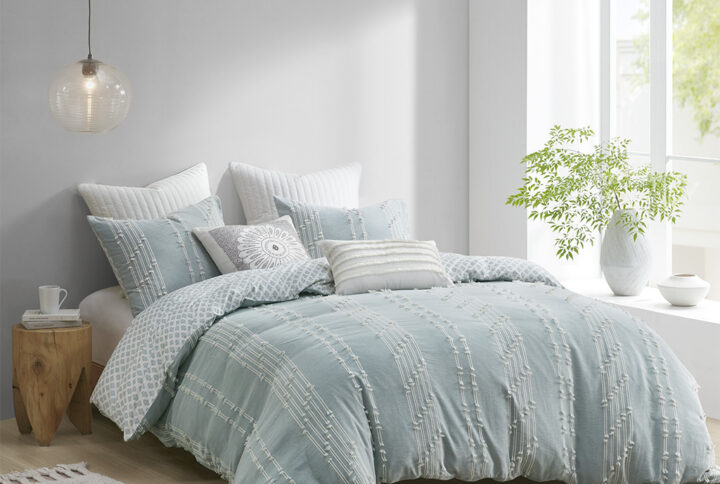 The INK+IVY Kara Cotton Jacquard Duvet Cover Mini Set offers an eye-catching update to your bedroom decor. This duvet cover features a cotton jacquard stripe design on the face with an Aqua diamond print on the Ivory reverse. Two matching shams coordinate with the duvet cover to complete to globally-inspired design. Machine washable for easy care