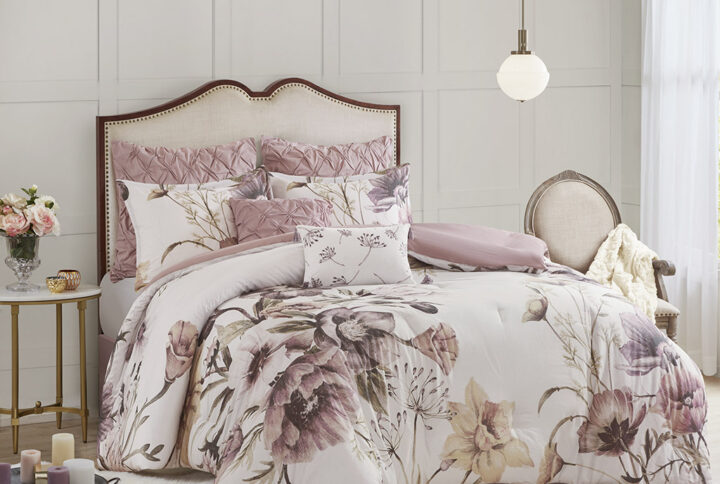 The Madison Park Cassandra 8 Piece Cotton Printed Comforter Set offers a beautiful shabby chic update to your bedroom. The cotton comforter and shams feature a large floral print