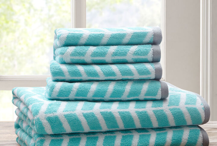 Add the Intelligent Design Nadia 6 Piece Towel Set to your bathroom for a fun and bright update! These 2-ply ring spun towels are cotton jacquard woven making them reversible in contrasting colors as well as incredibly absorbent. Each towel features a rich aqua color geometric print with a small dobby border. These cotton towels are also Made in Green by OEKO-TEX certified