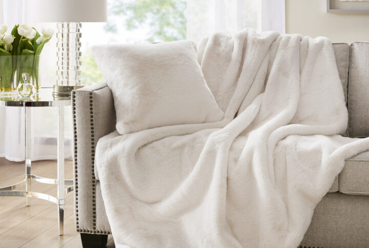 Luxury premium throw made of faux fur is irresistibly soft and warm to the touch. This fun and fashionable throw offers superior comfort and style to deck out your room.