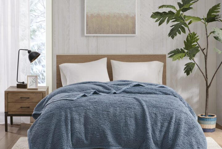 Stay warm through the night with the Woolrich Burlington berber blanket. The cozy soft berber blanket features a rich solid hue with a velvet binding to create a stylish transitional look. Machine washable for easy care