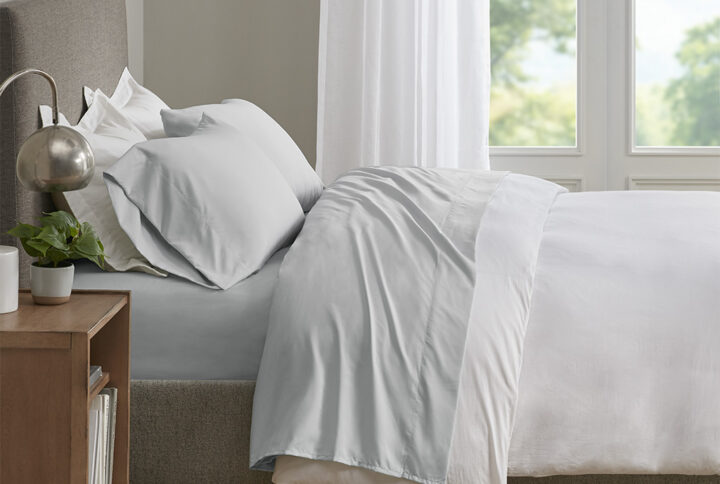 Keep cool and comfortable throughout the night with the Sleep Philosophy Smart Cool Microfiber Sheet Set. This solid sheet set features the Cool Max proprietary blend fabric that wicks away moisture