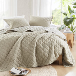 perfectly combining modern style with coastal boho flair. This King/Cal King comforter/quilt set includes a comforter