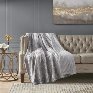 The Madison Park Zuri oversized throw features a luxuriously soft faux fur and reverses to a solid faux mink. This faux fur throw is the perfect modern update and adds a glamorous accent to your home. This throw is machine washable for easy care and OEKO-TEX certified