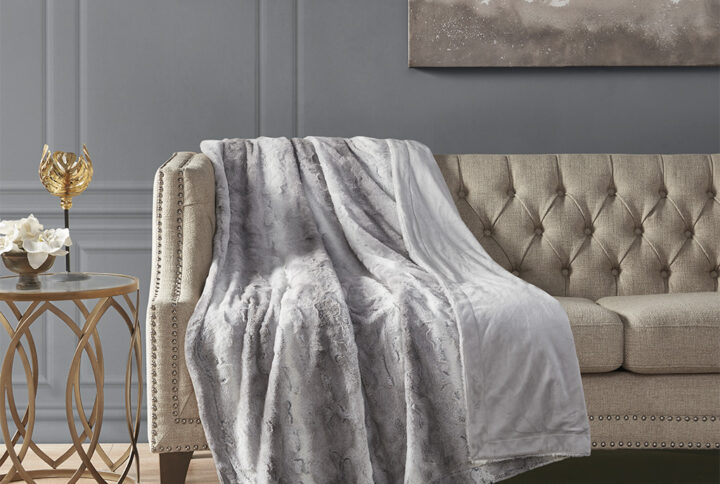 The Madison Park Zuri oversized throw features a luxuriously soft faux fur and reverses to a solid faux mink. This faux fur throw is the perfect modern update and adds a glamorous accent to your home. This throw is machine washable for easy care and OEKO-TEX certified