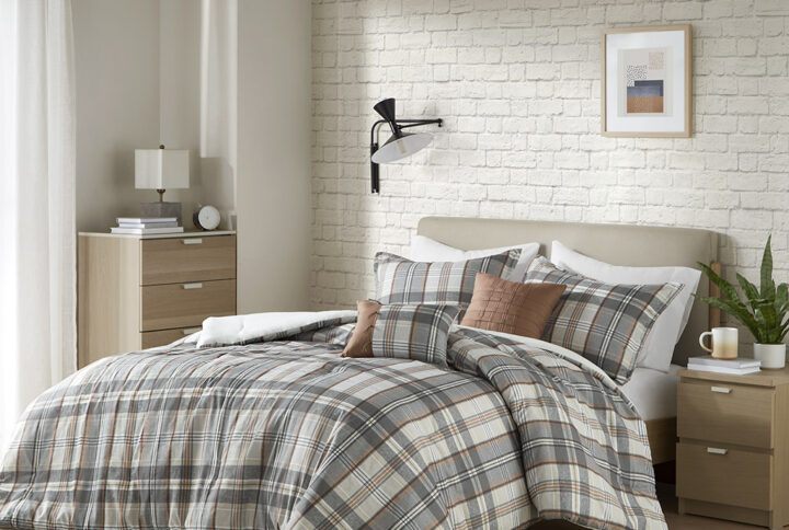 Refresh your bedroom with this vintage plaid comforter set for a classic style. Matching shams (1 in Twin/Twin XL) coordinate with the comforter