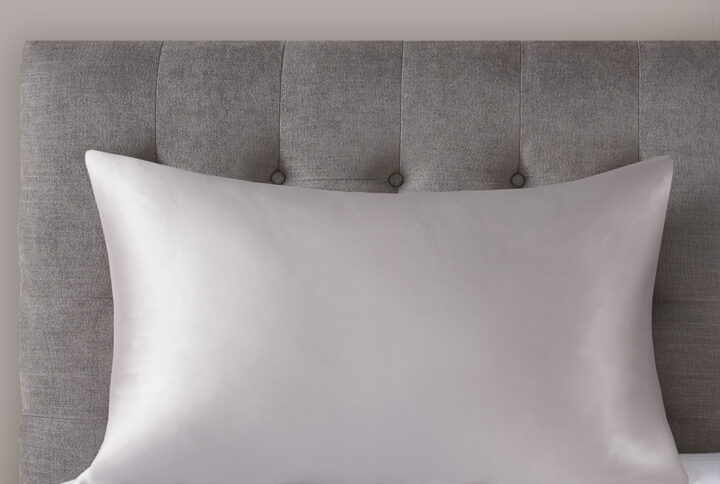 Add a touch of elegance to your bedding set with the Madison Park Silk Single Pillowcase. Made from 6A grade 25 momme