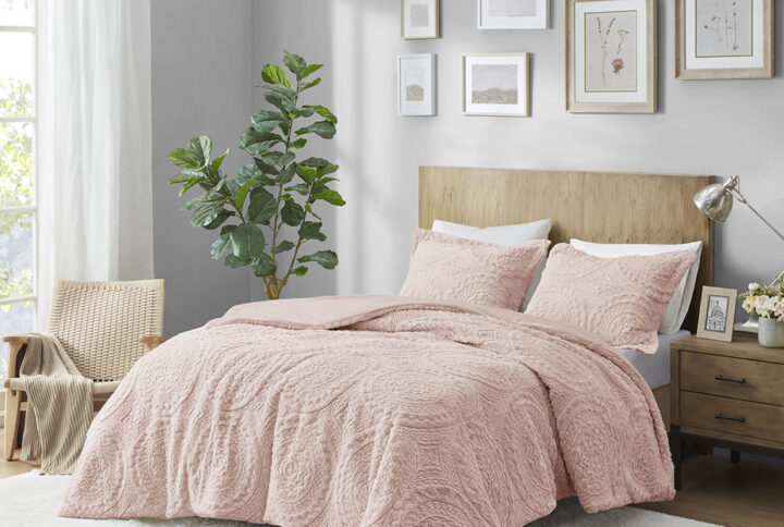 Transform your bedroom with the elegant style of Madison Park’s Arya Embroidered Medallion Faux Fur Ultra Plush Comforter Mini Set. The rich blush comforter and matching sham feature an embroidered medallion design on the ultra-soft plush fabric. Machine washable for easy care