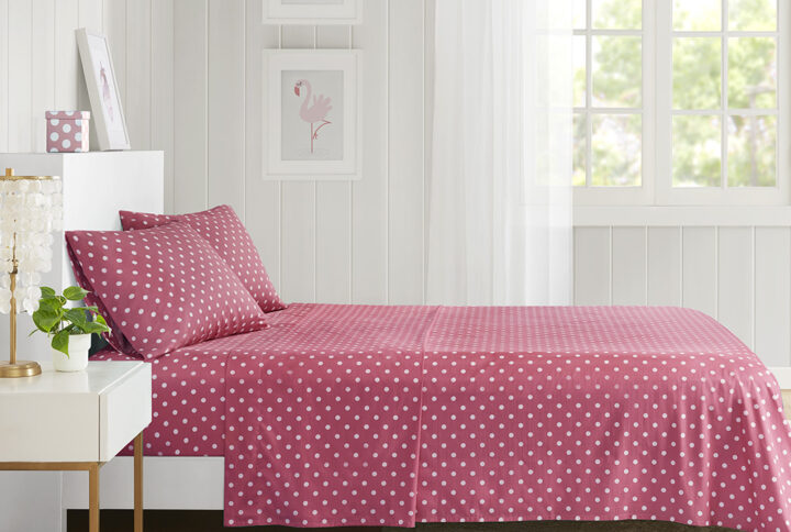 Brighten up your child’s bedroom with the Mi Zone Polka Dot Printed 100% Cotton Sheet Set. Featuring both bright and soft colors