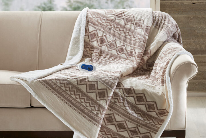 The Woolrich heated throw utilizes state of the art Secure Comfort heated technology that adjusts the temperature of your throw based on overall temperature