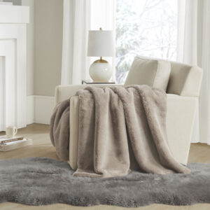 The Madison Park Bristol Faux Fur Throw brings a lush and cozy touch to your space. The face of the throw features a premium solid faux fur with an ultra-soft feel