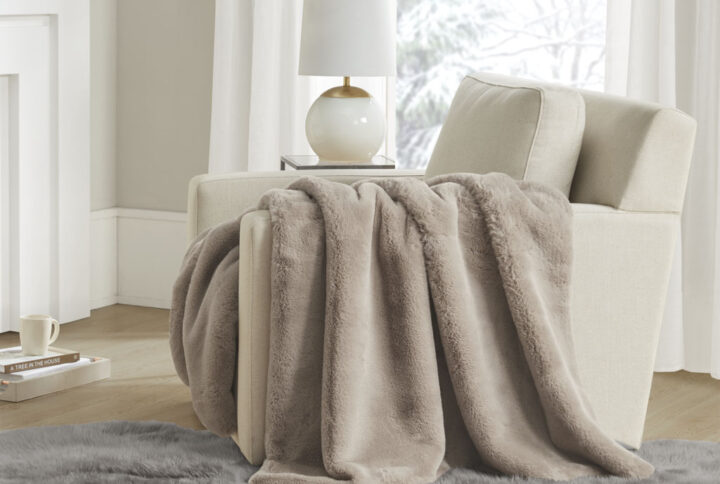 The Madison Park Bristol Faux Fur Throw brings a lush and cozy touch to your space. The face of the throw features a premium solid faux fur with an ultra-soft feel