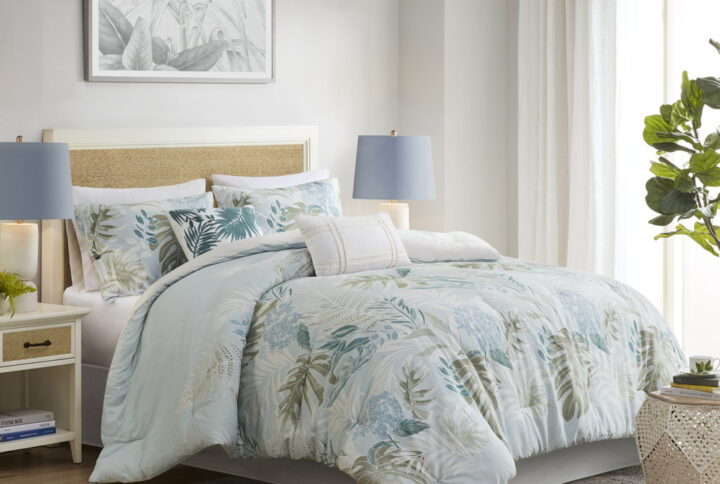 The Harbor House Kiawah Island comforter features a stunning tropical print in shades of blue and green that evoke the beauty of a coastal paradise. The same refreshing coastal motif is reiterated on the shams