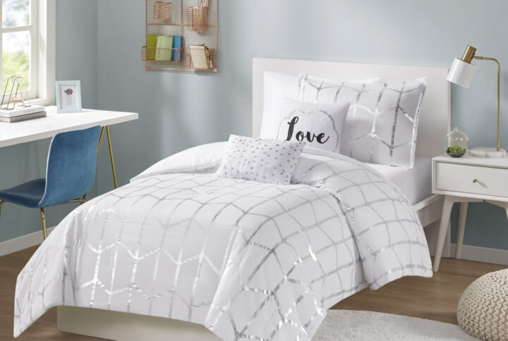 Freshen up your bedroom with the enchanting style of Intelligent Design’s Raina Metallic Printed Comforter Set. The stunning comforter flaunts a geometric