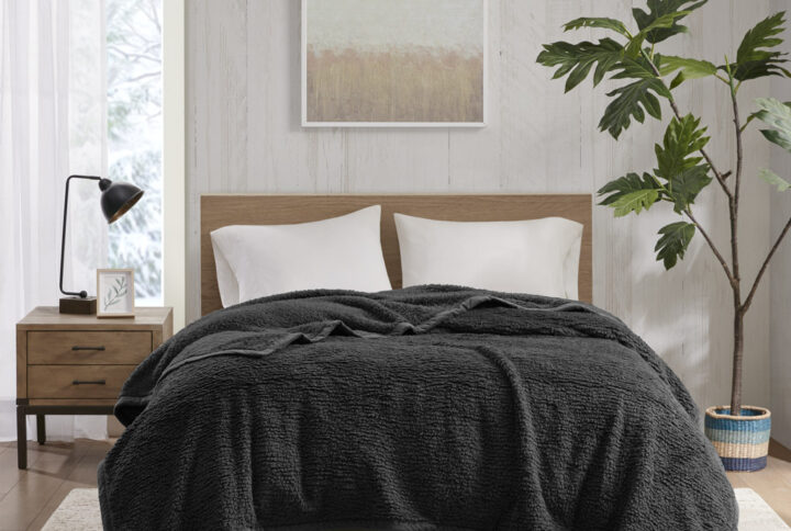 Stay warm through the night with the Woolrich Burlington berber blanket. The cozy soft berber blanket features a rich solid hue with a velvet binding to create a stylish transitional look. Machine washable for easy care