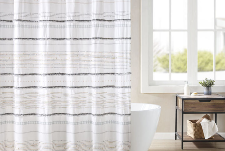 The INK+IVY Nea Cotton Printed Shower Curtain with Trims offers a stunning contemporary update to your bathroom. This 100% cotton shower curtain features tassels and a printed stripe pattern creating a chic boho look. Finished with 12 button holes at the top