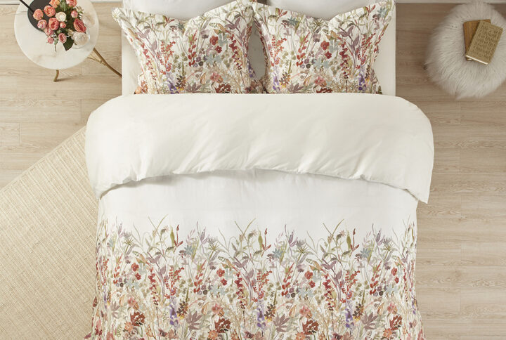 The Madison Park Mariana 3 Piece Cotton Printed Duvet Cover Set brings a touch of beauty to your bedroom décor. This cotton duvet cover features a watercolor floral print that runs from the middle of the bed to the foot