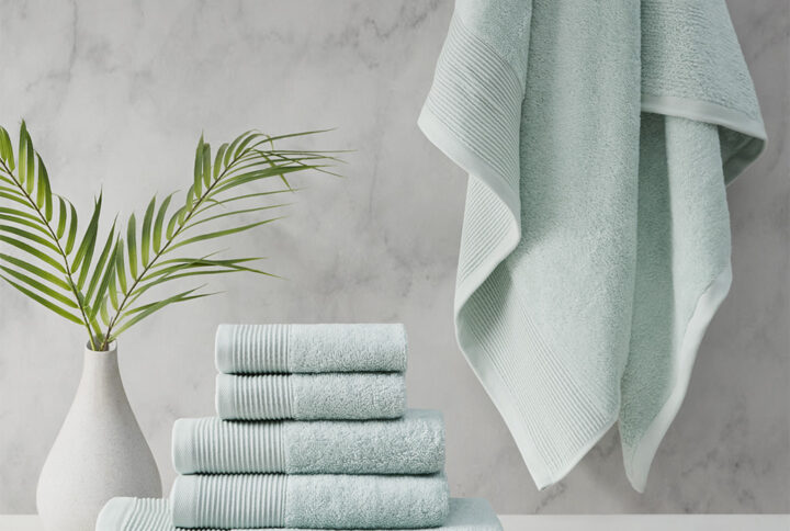 Refresh your bathroom with the luxurious and eco-friendly Beautyrest Nuage Tri Blend Antimicrobial 6 Piece Towel Set. This 600gsm premium quality towel set has a natural sheen and a soft