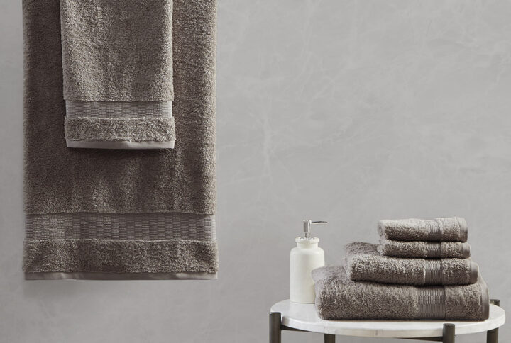 Treat yourself with the luxurious comfort of our Madison Park Signature Luce 100% Egyptian Cotton 6 Piece Towel Set. The long staple cotton yarn creates a rich plush softness